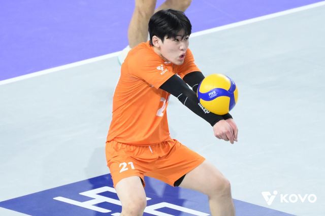 대한항공은 아웃사이드 히터&nbsp;이든과 리베로 강승일(사진) 조합이 자리를 잡아야 현대캐피탈과 선두 경쟁서 앞서나갈 수 있을 것으로 보인다. 사진제공│KOVO