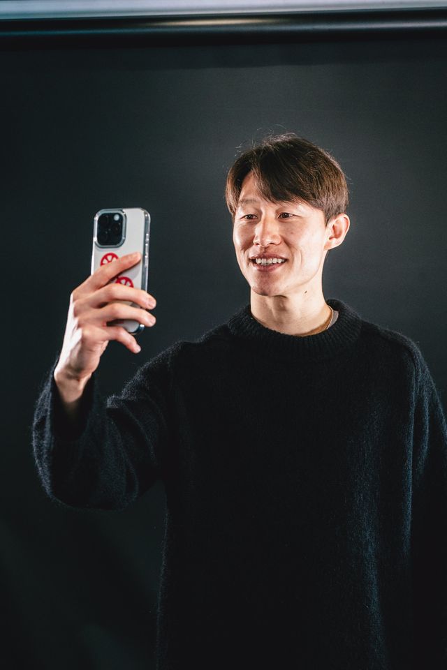 마인츠와 12일(한국시간) 계약연장를 마친 이재성이 휴대폰 셀카를 찍으며 미소짓고 있다. 사진제공｜FSV마인츠05