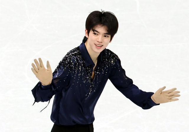 차준환이&nbsp;11일(한국시간) 밀라노 아이스스케이팅 아레나에서 열린 피겨스케이팅 남자 싱글 쇼트프로그램에서 연기를 마친 뒤 인사하고 있다. 차준환은 13일 열릴&nbsp;프리스케이팅에서 첫 올림픽&nbsp;메달에 도전한다. 밀라노ㅣ뉴시스