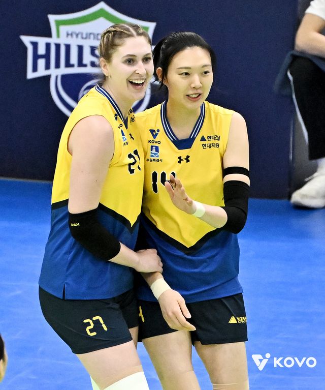 현대건설 카리(왼쪽)와 양효진이 13일 수원체육관서 열린 한국도로공사와 홈경기서 득점한 뒤 기뻐하고 있다. 사진제공│KOVO