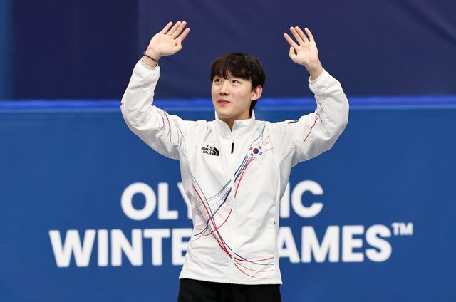 대한민국 남자쇼트트랙대표팀 임종언이 13일(한국시간) 밀라노 아이스스케이팅 아레나에서 열린 남자 1000m에서 동메달을 차지한 뒤 시상대 위에서 환하게 웃고 있다. 밀라노ㅣ뉴시스