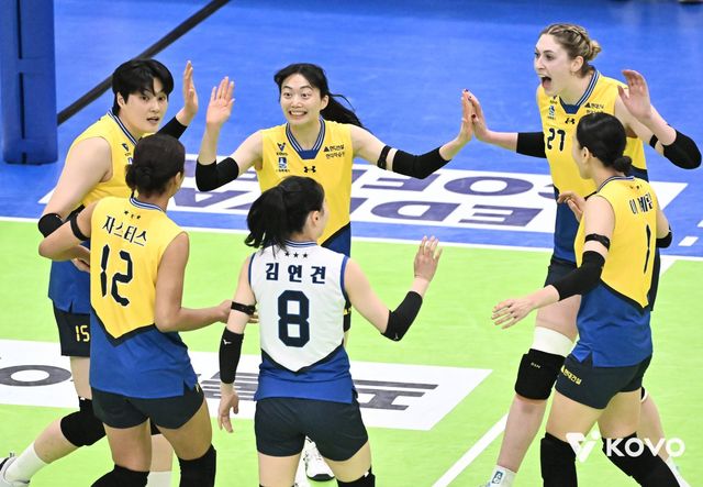 현대건설 선수들이 13일 수원체육관서 열린 한국도로공사와 홈경기서 득점한 뒤 기뻐하고 있다. 사진제공│KOVO