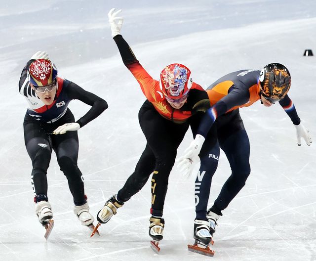 임종언(왼쪽)이 13일(한국시간) 밀라노 아이스스케이팅 아레나에서 열린 남자 1000m 결선서 옌스 반트바우트(오른쪽), 쑨룽에 이어 3위로 골인하고 있다. 임종언은 이번 대회 빙상 종목 첫 메달의 주인공이 됐다. 밀라노ㅣ뉴시스