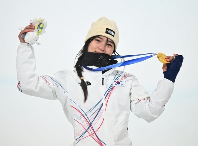 최가온(가운데)이 13일 리비뇨 스노파크에서 열린 여자 스노보드 하프파이프에서 금메달을 차지한 뒤 시상대에서 활짝 웃고 있다. 리비뇨ㅣ신화뉴시스