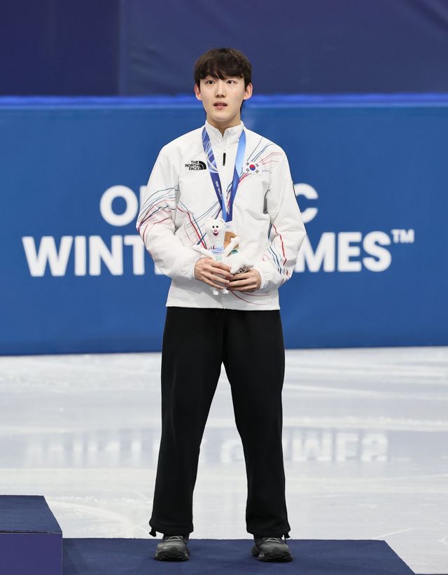 임종언(왼쪽)이 13일(한국시간) 밀라노 아이스스케이팅 아레나에서 열린 남자 1000m 결선서 동메달을 따낸 뒤 시상식에서 마스코트 인형을 들고 기뻐하고 있다. 밀라노ㅣ뉴시스