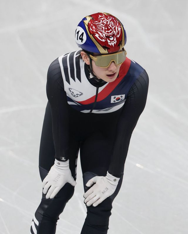 쇼트트랙 대표팀 신동민이 13일(한국시간) 밀라노 아이스스케이팅 아레나에서 열린 남자 1000m 파이널B에서 3위를 기록한 뒤 숨을 고르고 있다. 밀라노ㅣ뉴시스