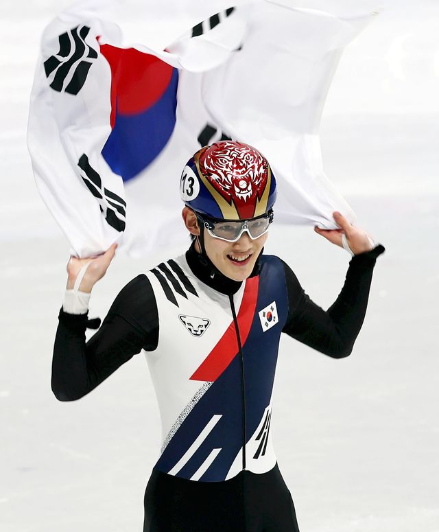 대한민국 남자쇼트트랙대표팀 임종언이 13일(한국시간) 밀라노 아이스스케이팅 아레나에서 열린 남자 1000m에서 동메달을 차지한 뒤 태극기를 두르고 환하게 웃고 있다. 밀라노ㅣ뉴시스