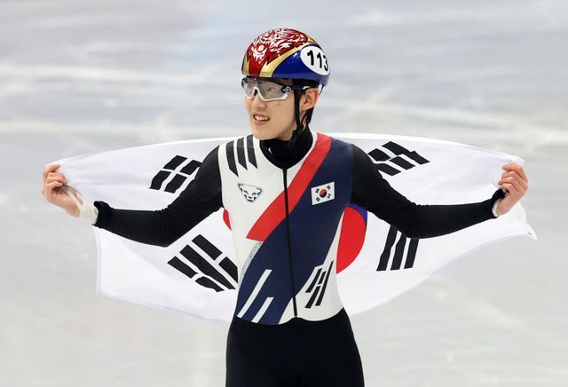 임종언(왼쪽)이 13일(한국시간) 밀라노 아이스스케이팅 아레나에서 열린 남자 1000m 결선서 동메달을 확정한 뒤 태극기를 펼치고 환호하고 있다. 밀라노ㅣ뉴시스