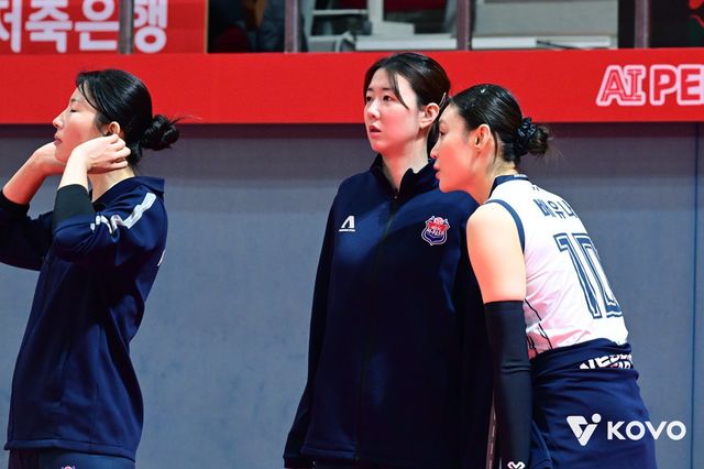 한국도로공사 아웃사이드 히터 강소휘(가운데)는 13일 수원체육관서 열릴 현대건설과 원정경기서 출장이 불투명하다. 사진제공│KOVO
