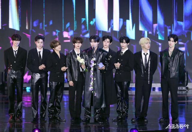 수상소감 말하는 제로베이스원, 대한민국 1등 스포츠신문 스포츠동아