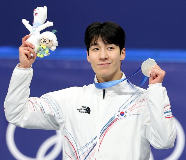 황대헌이 15일(한국시간) 밀라노 아이스스케이팅 아레나에서 열린 쇼트트랙 남자 1500m 결선에서 2분12초304의 기록으로 2위에 오르며 은메달을 따냈다. 2018년 평창 대회를 시작으로 3연속 올림픽 메달이다. 밀라노ㅣ뉴시스