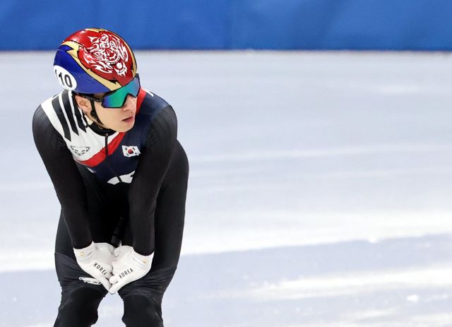 황대헌이 16일(한국시간) 밀라노 아이스스케이팅 아레나에서 열린 남자 500m 예선에서 3위로 골인한 뒤 전광판을 응시하고 있다. 밀라노ㅣ뉴시스