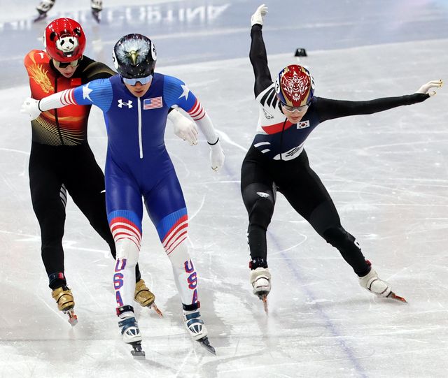임종언(오른쪽) 16일(한국시간) 밀라노 아이스스케이팅 아레나에서 열린 남자 500m 예선에서 3위로 골인하고 다. 밀라노ㅣ뉴시스
