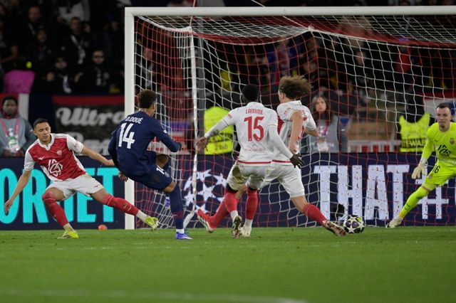 PSPG 데지레 두에(14번)가 18일(한국시간) 스타드 루이 2세 경기장에서 열린 모나코와 UCL 16강 PO 1차전 원정경기서 역전골을 터트리고 있다. 모나코｜AP뉴시스