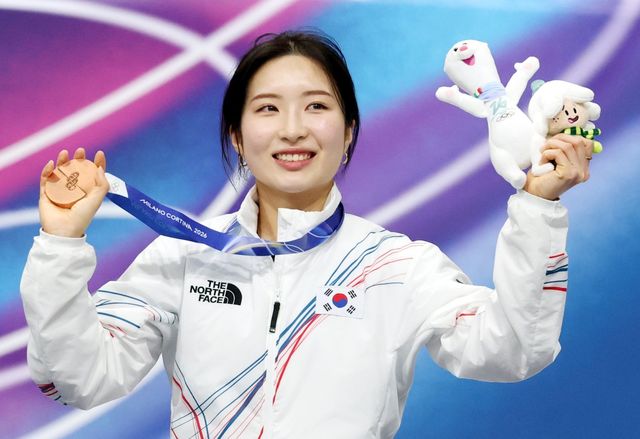 김길리가 16일(한국시간) 밀라노 아이스스케이팅 아레나에서 열린 쇼트트랙 여자 1000m 결선에서 동메달을 따낸 뒤 시상대에서 환하게 웃고 있다. 밀라노ㅣ뉴시스