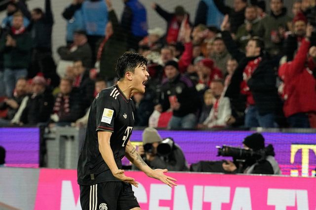 영국 공영방송 BBC는 17일(한국시간) 이적시장 가십란을 통해 “EPL 토트넘과 첼시는 바이에른 뮌헨(독일)의 한국인 센터백 김민재 영입에 관심을 갖고 있다”고 보도했다. 쾰른｜AP뉴시스