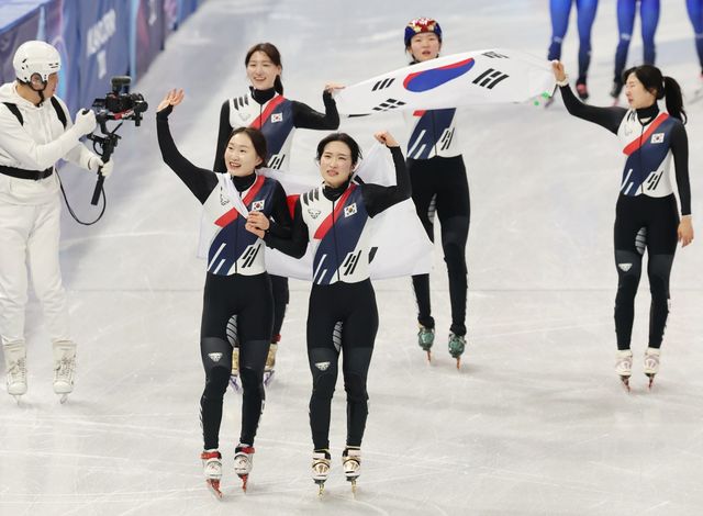 여자쇼트트랙대표팀 노도희, 심석희, 이소연, 김길리, 최민정(왼쪽 위부터 시계방향으로)이 19일(한국시간) 밀라노 아이스스케이팅 아레나에서 열린 여자 3000m 계주 결선에서 금메달을 차지한 뒤 태극기를 들고 트랙을 돌고 있다. 밀라노ㅣ뉴시스
