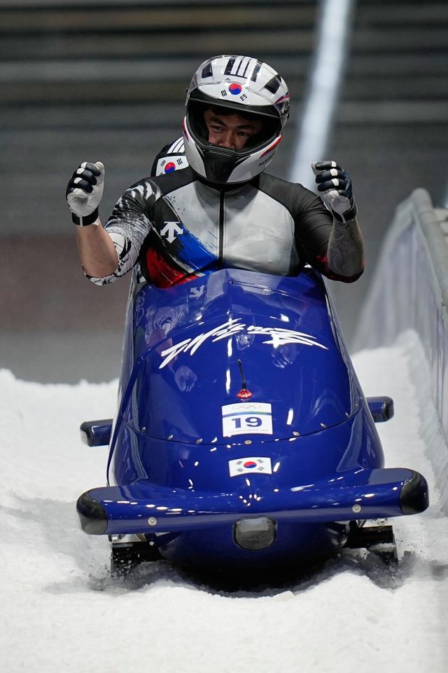 석영진-채병도가 18일(한국시간) 이탈리아 코르티나담페초 코르티나 슬라이딩 센터에서 열린 2026 밀라노·코르티나담페초동계올림픽 봅슬레이 남자 2인승 경기에서 결승선을 통과하고 있다. 석영진 팀은 1~4차 시기 합계 3분44초61로 19위를 기록했다. 코르티나담페초｜AP뉴시스