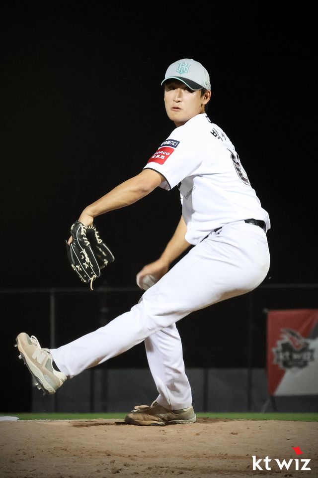 KT 박지훈이 16일 호주 질롱 베이스볼 센터서 열린 멜버른과 평가전서 역투하고 있다. 사진제공｜KT 위즈