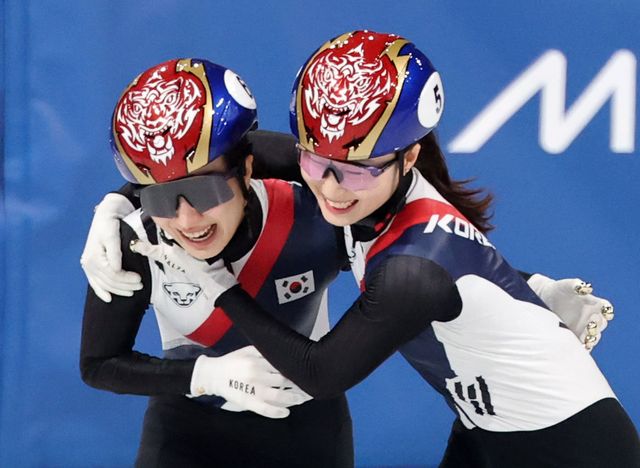 김길리(왼쪽), 최민정이&nbsp;19일(한국시간) 밀라노 아이스스케이팅 아레나에서 열린 여자 3000m 계주 결선에서 금메달을 확정한 뒤 환호하고 있다. 밀라노ㅣ뉴시스