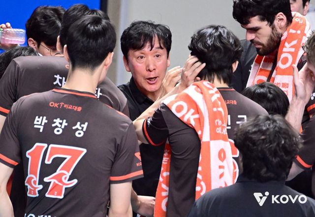 신영철 OK저축은행 감독은 18일 인천 계양체육관서 열릴 대한항공과 원정 경기를 앞두고 범실을 줄여야 남은 시즌 봄배구 진출 가능성을 높일 수 있다고 강조했다. 사진제공│KOVO