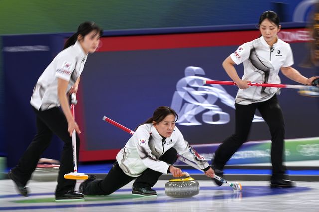 여자컬링대표팀 스킵 김은지(가운데)가 18일(한국시간) 코르티나 컬링 스타디움에서 열린 스웨덴과 2026밀라노·코르티나담페초동계올림픽 여자컬링 8차전서 스톤을 던지고 있다. 코르티나｜AP뉴시스