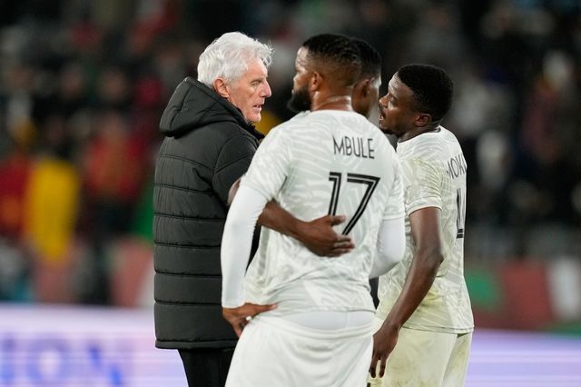 남아공 위고 남아공 대표팀 감독(왼쪽)이 지난달 5일(한국시간) 카메룬과 2025아프리카네이션스컵 16강서 1-2로 패한 뒤 선수들을 다독이고 있다. 라바트｜AP뉴시스