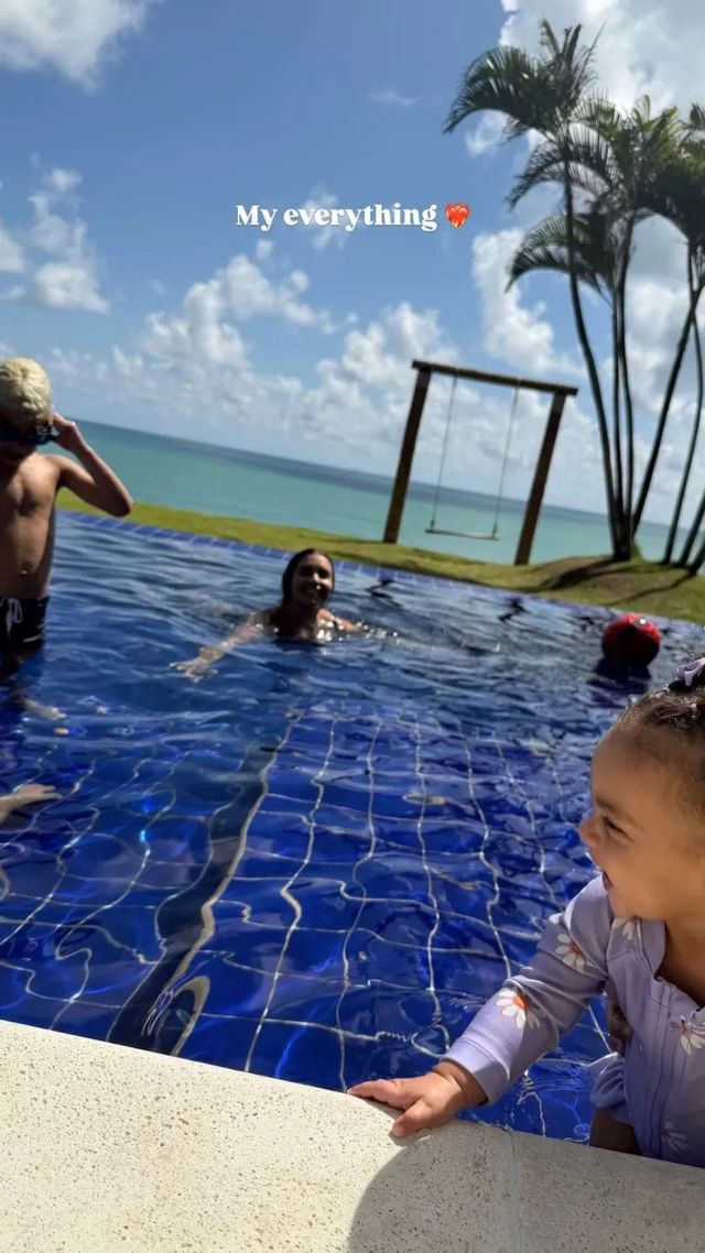 맨유의 브라질 국가대표 공격수 마테우스 쿠냐는 가족과 함께 따스한 해변을 찾았다. 사진캡처｜마테우스 쿠냐 인스타그램