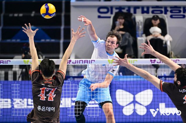 대한항공 이든(뒤)이 18일 인천 계양체육관서 열린 OK저축은행과 홈경기서 스파이크를&nbsp;날리고 있다. 사진제공│KOVO