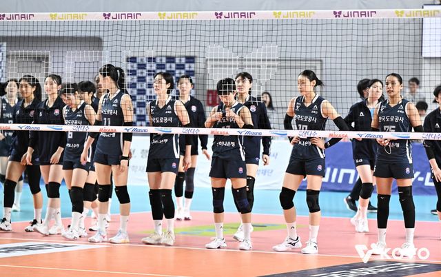 한국도로공사 선수들이 17일 흥국생명과 홈경기서 2-3으로 패한 뒤 아쉬워하고 있다. 사진제공｜KOVO