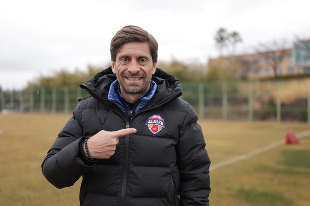 코스타 제주 감독은 선수들에게 세계축구의 트렌드인&nbsp;빌드업을 강조하나 상황에 따라선 리스크를 관리하고자 트렌드를 거스르기도 한다. 사진제공│한국프로축구연맹