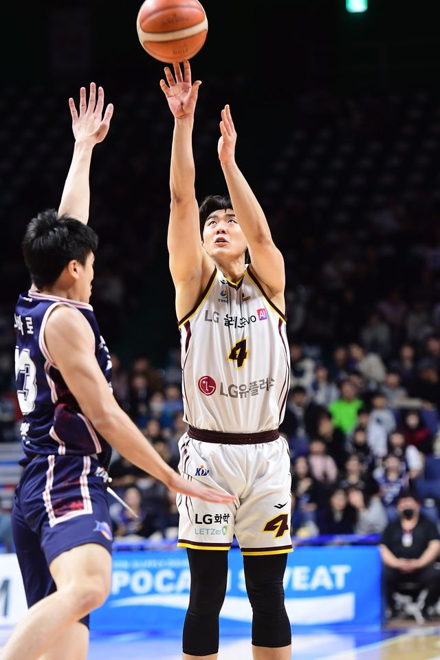 LG 양홍석(오른쪽)이 18일 부산사직체육관에서 열린 KCC와 원정경기서 윌리엄 나바로의 수비를 피해 슛을 던지고 있다. 사진제공｜KBL
