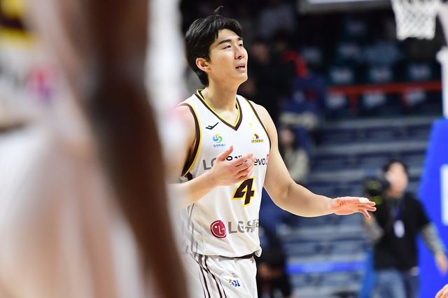 LG 양홍석이 18일 부산사직체육관에서 열린 KCC와 원정경기서 벤치의 지시를 듣고 있다. 사진제공｜KBL