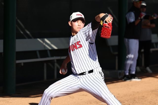 LG 김영우가 미국 애리조나주 스코츠데일서 열리고 있는 팀 스프링캠프서 힘차게 불펜 공을 던지고 있다. 김영우는 “연속성을 기르고 싶다”며 연투 능력 향상 의지를 밝혔다. 사진제공｜LG 트윈스