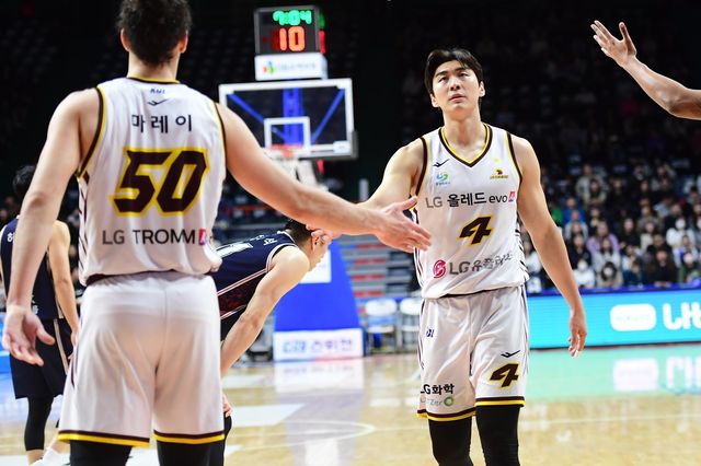 LG 양홍석(오른쪽)이 18일 부산사직체육관에서 열린 KCC와 원정경기서 아셈 마레이와 하이파이브를 하고 있다. 사진제공｜KBL