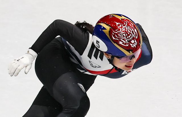 쇼트트랙 대표팀 최민정이 16일(한국시간) 이탈리아 밀라노 아이스스케이팅아레나서 열린 2026밀라노·코르티나담페초동계올림픽 쇼트트랙 여자 1000m 준결승에서 역주를 펼치고 있는 모습. 뉴시스