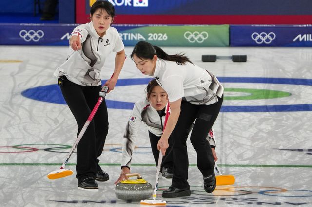 한국 여자 컬링 대표팀이 19일(한국시간) 2026밀라노·코르티나담페초동계올림픽 컬링 여자 예선 라운드 로빈 마지막 경기서 캐나다에 7-10으로 져 준결승 진출에 실패했다. 코르티나담페초｜AP뉴시스