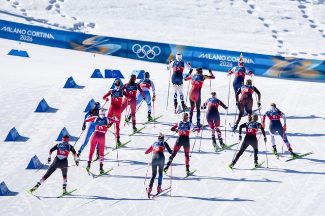 18일(한국시간) 이탈리아 테세로 크로스컨트리 스키 스타디움서 진행된 2026밀라노·코르티나담페초동계올림픽 크로스컨트리 스키 여자 팀 스프린트 예선에 출전한 선수들이 설원을 질주하고 있다. 테세로｜AP뉴시스