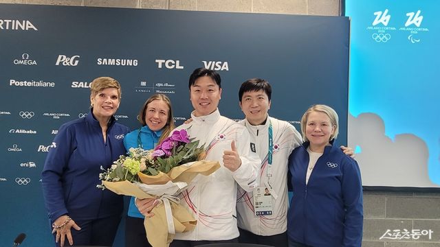 원윤종(가운데)이 19일(한국시간) 2026밀라노·코르티나담페초동계올림픽 선수촌서 IOC 선수위원에 당선된 뒤 기뻐하고 있다. 사진제공｜대한체육회