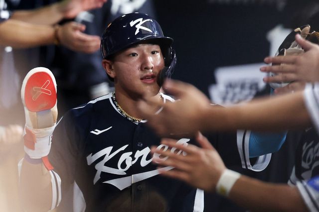 메이저리그(MLB) 공식홈페이지 MLB닷컴은 19일(한국시간) 2026 WBC에 출전하는 20개국의 키 플레이어를 선정하며 한국의 주목할 선수로 안현민을 꼽았다. MLB닷컴은 “안현민은 트라웃과 비교되며 ‘근육맨’이라는 별명을 가지고 있다”고 소개했다. 뉴시스