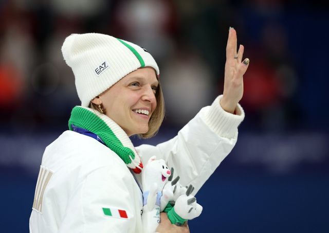 아리아나 폰타나가 19일 이탈리아 밀라노 아이스스케이팅 아레나서 열린 밀라노·코르페나담페초동계올림픽 쇼트르랙 여자 3000m 계주 결선서 동료들와 은메달을 합작한 뒤 활짝 웃고 있다. 밀라노│신화뉴시스