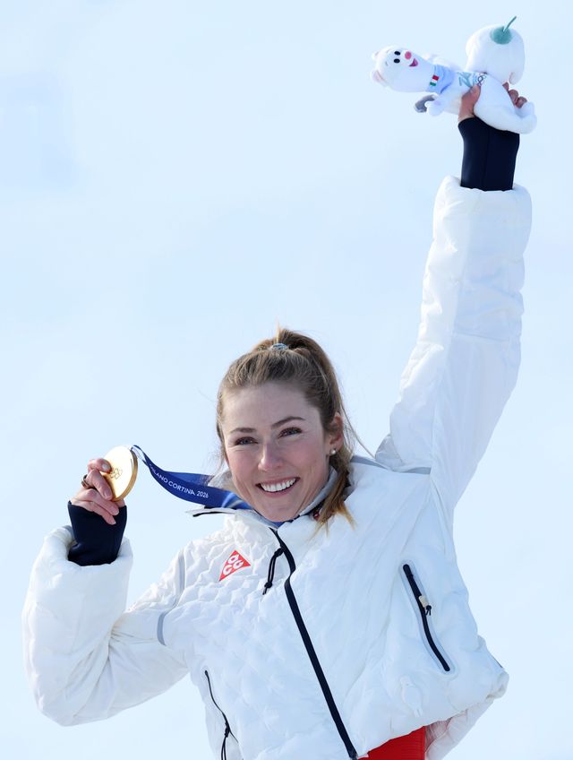 미카엘라 시프린이 19일(한국시간) 이탈리아 코르티나담페초의 토파네 알파인 스키 센터서 열린 밀라노·코르티나담페초동계올림픽&nbsp;알파인스키 여자 회전 결선서 12년만에 금메달을 따낸 뒤 기뻐하고 있다. 밀라노│신화뉴시스