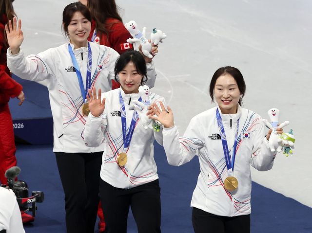 최민정(오른쪽)이 19일(한국시간) 밀라노 아이스스케이팅 아레나서 열린 대회 쇼트트랙 여자 3000m 계주에서 금메달을 따낸 뒤 팀 동료 노도희(왼쪽), 이소희와 함께 시상대를 내려오고 있다. 밀라노｜뉴시스