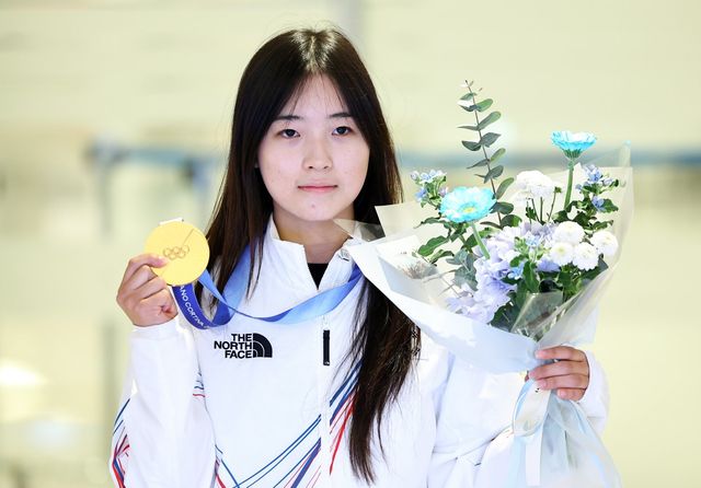 스노보드 대표팀 최가온이 16일 인천국제공항 제2여객터미널을 통해 귀국하며 금메달을 들어 보이고 있다. 최가온은 여자 하프파이프 결선에서 90.25점을 획득해 1위를 차지하며 한국에 이번 대회 첫 금메달을 안겼다. 뉴시스