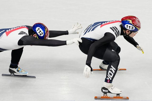 16일(한국시간) 밀라노 아이스스케이팅 아레나서 열린 2026밀라노·코르티나담페초동계올림픽 쇼트트랙 남자 5000m 계주 준결선서 이준서(왼쪽)가 임종언을 힘껏 밀고 있다. 밀라노｜AP뉴시스