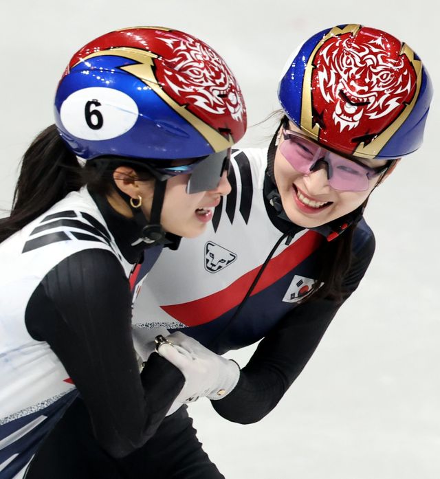 최민정(오른쪽)이 19일(한국시간) 밀라노 아이스스케이팅 아레나서 열린 대회 쇼트트랙 여자 3000m 계주에서 우승을 확정한 뒤 팀 동료 김길리와 함께 기뻐하고 있다. 개인 통산 4번째 금메달을 목에 건 최민정은 이제 1500m에서 한국 동계올림픽 최다 금메달 기록(5개)에 도전한다. 밀라노｜뉴시스