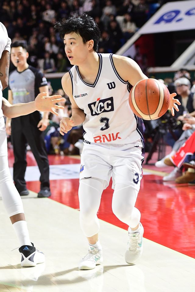 KCC 허웅이 2일 잠실학생체육관서 열린 SK전에서 공격을 시도하고 있다. 사진제공｜KBL