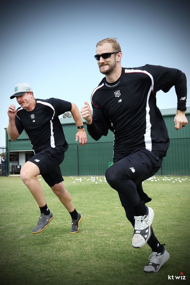 KT 외국인 투수 맷 사우어(왼쪽)와 케일럽 보쉴리가 지난달 29일 호주 질롱 베이스볼 센터에서 열린 스프링캠프 도중 러닝 훈련을 소화하고 있다. 사진제공｜KT 위즈