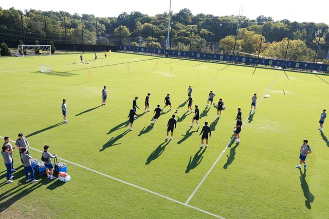 축구대표팀의 최대 고민 중 하나가 팀 사이클 관리다. 2026북중미월드컵을 가장 빨리 시작하지만 해외파의 합류 시기가 유동적이라 걱정스럽다. 지난해 9월 미국 원정 A매치를 준비하는 대표팀. 사진제공｜대한축구협회