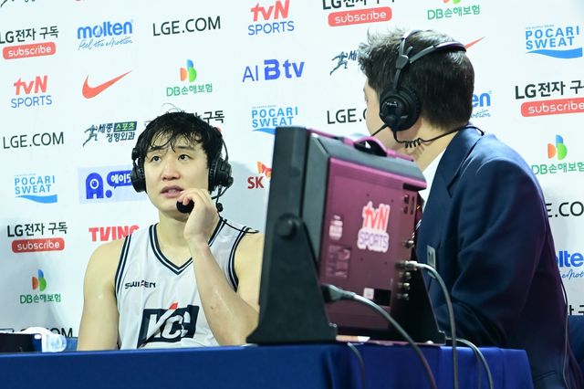 KCC 허웅(가운데)이 2일 잠실학생체육관에서 열린 SK전에서 국내 선수 역대 3위인 51점·3점슛 14개를 기록하며 승리를 이끈 뒤 인터뷰를 하고 있다. 사진제공｜KCC